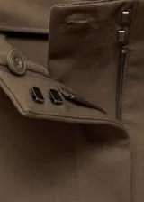 Pantalón de vestir color beige de corte palazzo, tiro medio y tejido ligero.