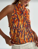 Blusa sin mangas con cuello halter, color lila con lunares verdes.