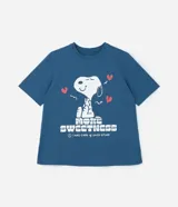 Remera azul de algodón con cuello redondo y mangas cortas. Estampa frontal de Snoopy con la frase 'More Sweetness. Take care of each other' y corazones.