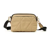 Bandolera color beige con diseño acolchado en forma de rombos. Tiene correa larga regulable de color negro, cierre superior y logo de la marca en el frente.