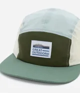 Gorra de microfibra de cinco paneles con visera plana, recortes de colores en contraste, etiqueta frontal con logo y ajuste trasero con velcro.