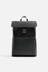 Mochila negra de cuero sintético, con solapa y cierre magnético. Tiene un compartimento principal con espacio para dispositivos electrónicos de hasta 13 pulgadas y un bolsillo con cierre. En la parte frontal cuenta con un bolsillo con cierre. Tiene asa de mano y dos asas de hombro ajustables y acolchadas.