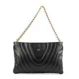 Bandolera negra de cuero sintético con diseño acolchado rectangular y costuras a tono. Tiene acceso con cierre, un bolsillo interno con cierre y otro abierto. La correa es regulable y los herrajes son dorados.