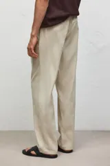 Pantalón de lino color crema, con cintura elástica y cordón ajustable.