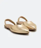 Zapatilla mule color blanco con puntera fina y tira elástica en el tobillo.