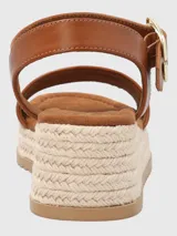 Sandalias Hush Puppies Lili color marrón, con plataforma de yute y ajuste de hebilla en el tobillo.