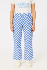 Pantalón de vestir con estampado a cuadros azules y blancos, de corte recto y tiro medio.