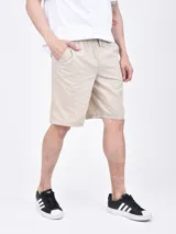 Bermuda de gabardina color beige, con cintura elástica ajustable con cordón, bolsillos laterales y traseros.