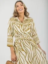 Vestido camisero con estampa acebrada en blanco y negro, de calce oversized y talle único. Incluye lazos para ajustar al cuerpo.