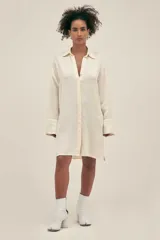 Camisola corta color crema confeccionada en lino-tencel con botones nacarados y bolsillos laterales.