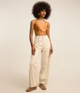 Blusa corta color ocre de material sintético con tirantes medianos con elástico y lastex en la espalda.