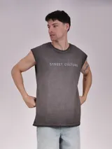 Musculosa gris con cuello redondo y estampado frontal con la frase "Street Culture".