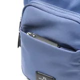 Bandolera azul de tela con cierre doble, asa fija, forro interior textil, bolsillo interno con cierre y dos bolsillos externos con cierre.