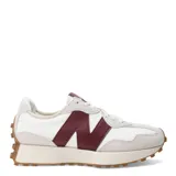 Championes urbanos New Balance modelo 327, color blanco con detalles en bordó y suela de goma color caramelo. Confeccionados en cuero y tela, con logo "N" característico en los laterales y entresuela acolchada.