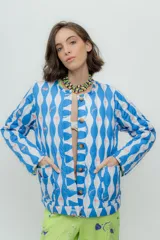 Campera corta de nylon con estampado exclusivo, diseño suelto y moderno.