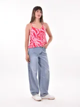 Musculosa blanca con breteles finos, escote en V y botones frontales.