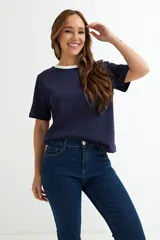 Remera azul marino de algodón con cuello redondo blanco. Corte clásico y mangas cortas.