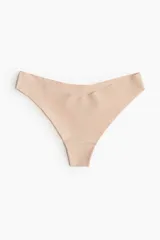 Pack de tres colaless color piel de microfibra con tiro bajo y cintura en V. Ribetes cortados por láser para una sensación suave y mínima visibilidad abajo de la ropa.