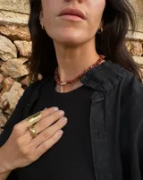 Collar regulable de bronce macizo con cuentas de piedra natural de cuarzo lima y jaspe rojo, y un dije central de labradorita.