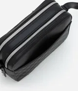 Bolso bandolera pequeño color marrón con textura geométrica en relieve. Tiene correa larga regulable, cierre de cremallera y separadores internos.
