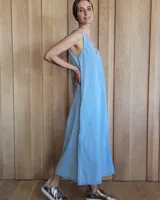 Vestido largo color marrón claro, de corte suelto, con breteles finos y escote en V.