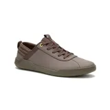 Zapatillas urbanas de hombre color marrón topo, con capellada de nobuk recubierto de PU, forro 100% reciclado postindustrial, plantilla de espuma EVA suave, suela de goma duradera y construcción Strobel.