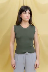 Musculosa blanca de punto con cuello redondo y corte recto.