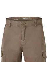 Short color marrón con corte a la rodilla y estilo cargo.