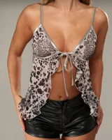 Top con estampado animal print, con tirantes finos y escote en V con ribete plateado.