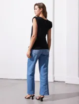 Remera negra de modal con escote en V y aplique de puntilla en mangas y escote. Detalle fruncido en hombros.