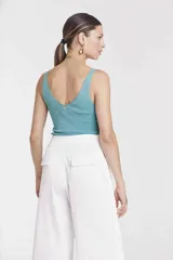 Blusa tejida negra con escote en V y breteles finos.