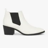 Bota de caña baja color blanco con textura de cocodrilo, detalles elásticos laterales y tacón cuadrado negro.