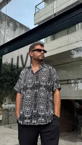 Camisa over de tela crepé con estampado geométrico en blanco y negro.