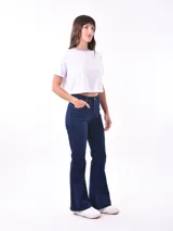 Jean de mezclilla azul oscuro, tiro alto, corte acampanado (estilo Oxford o flare) y largo hasta el tobillo.