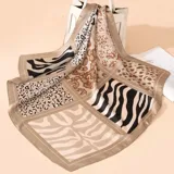 Pañuelo cuadrado de seda con estampado de cebra y leopardo en tonos beige, negro y blanco.