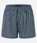 Conjunto de pijama corto para hombre, compuesto por una remera de manga corta con cuello redondo y bolsillo en el pecho, y un short con cintura elástica. Diseño a rayas finas.