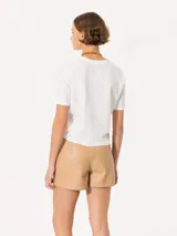 Remera blanca de algodón de corte recto y mangas cortas.