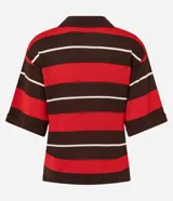 Blusa de punto con cuello polo y abertura en V, mangas cortas y diseño de rayas horizontales anchas en tonos marrón oscuro, rojo y blanco.