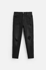 Pantalón de jean negro con corte skinny fit, cinco bolsillos, lavado con efecto roto y cierre frontal con cremallera y botón.