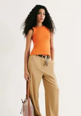 Musculosa marrón de tela acanalada con cuello redondo y sisas anchas.