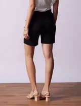 Short negro de gabardina elastizada con pretina ancha y bolsillos delanteros.