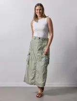 Falda larga color beige, de corte recto, con bolsillos cargo laterales y traseros, pretina con pasadores, botón y cierre.