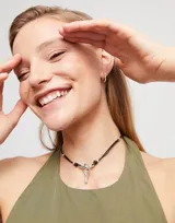 Collar de cuero con un colgante de libélula bañado en plata de ley, diseño único y elegante.