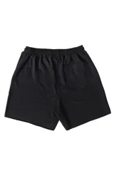 Bermuda negra de corte cómodo confeccionada en tela de jogging con logo estampado en la pierna izquierda.