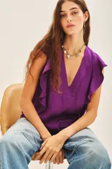 Camisa manga corta color violeta con escote en V y volados en sisas y laterales.