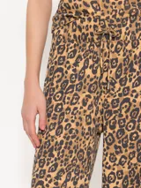 Pantalón largo de algodón pima con estampado animal print, corte recto, cintura elastizada con cordón ajustable y logo bordado.