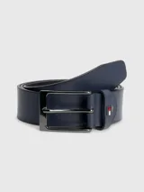 Cinturón azul marino de cuero con hebilla metálica cuadrada color plomo y logo esmaltado de Tommy Hilfiger en la trabilla.