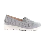 Zapato casual Korium Confort Lily 2.0 color gris, con capellada perforada y suela blanca.