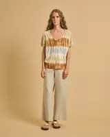 Remera marrón con diseño tie-dye, escote en V y mangas cortas.