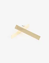 Par de aros colgantes largos de metal dorado con forma de barra rectangular.